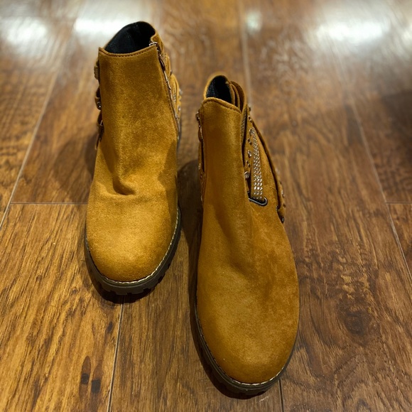 Brown boots - Picture 2 of 3